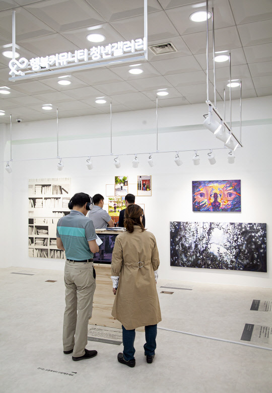 SK텔레콤이 도시재생 프로젝트에 참여, 전주 완산구 전주지점을 신진 청년 작가의 작품을 전시하는 청년갤러리로 새로 단장했다. 전주지점 로비에 지역 청년 작가 7인의 작품이 전시돼 있다.  SK텔레콤 제공